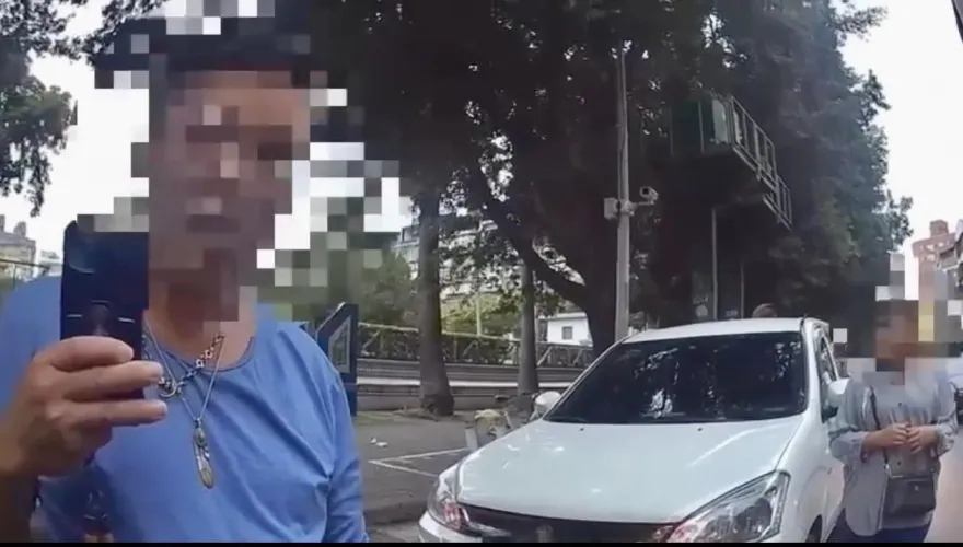 影/男子違停不滿等20分開單PO網討拍　警公布密錄器還原時間打臉