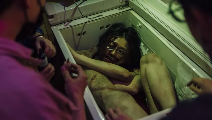 悚！ 白癡公主《鬼天廈》遭虐慘死　拍攝「硬塞進冰箱」畫面曝光