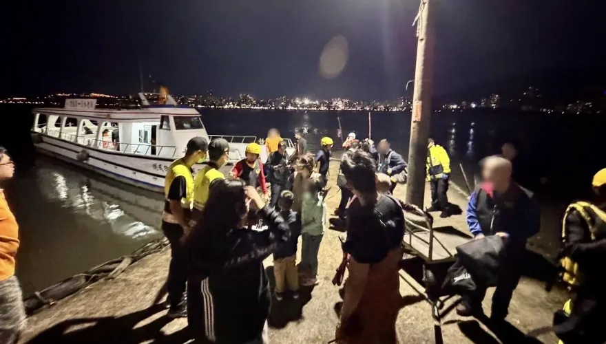 快訊/淡水藍色公路渡輪擱淺卡沙洲　船上51乘客受困全數接駁上岸