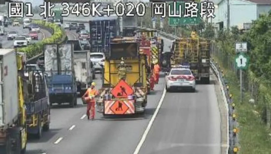 快訊/國1北上岡山段小貨車疑「爆胎自撞」側翻　駕駛受傷送醫