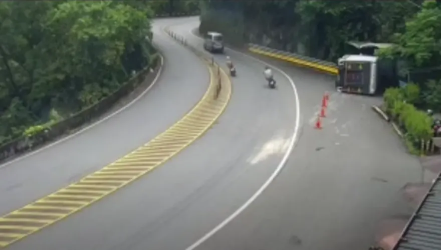 快訊/駛近北宜公路財茂彎卻翻車！　噴飛7公尺….駕駛傷勢曝光