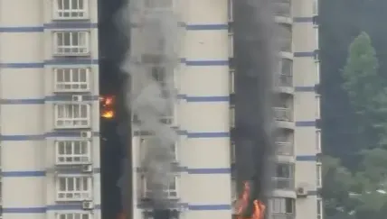 影/重慶25層社區大樓突發火警「黑煙竄天際」　住戶急逃生幸無人傷亡