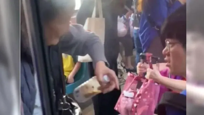 就是要坐博愛座！　阿婆坐著突起身要韓旅客「讓座」：年輕人不該坐這邊