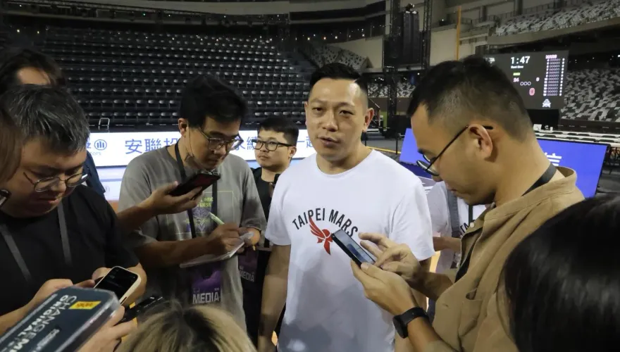 大巨蛋打籃球燈光太刺眼？許皓程笑：要學棒球員在眼下塗防曬膏