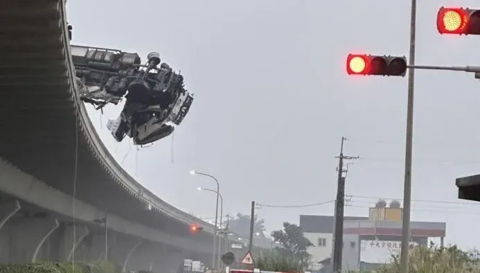 快訊/深夜西濱車禍命危！台61「大車相撞」駕駛噴飛橋下　半個車頭露出搖搖欲墜