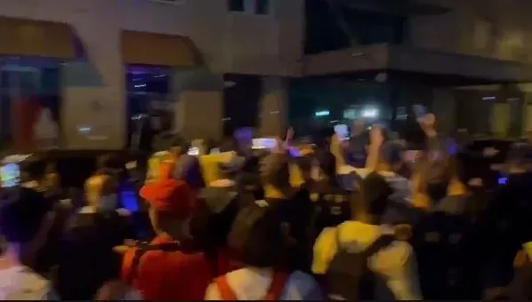 影/大甲媽回鑾彰化行程延誤3小時！　信眾為摸鑾轎爆推擠...警方強力排除