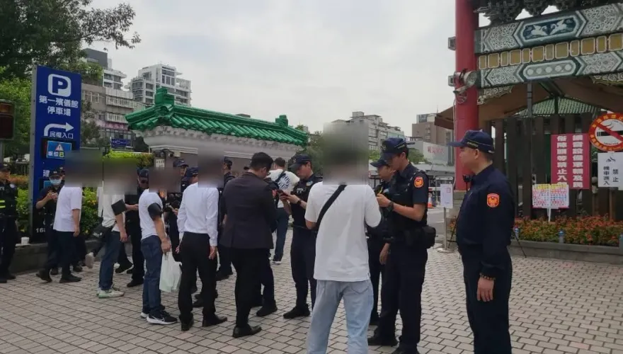 快訊/70警出動防滋事！北市河溝頭大哥母一殯公祭　阿sir重兵盤查
