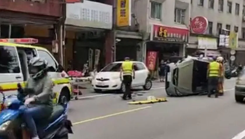 影/開車恍神！龜山街頭轎車自撞側翻　路邊車慘受無妄之災