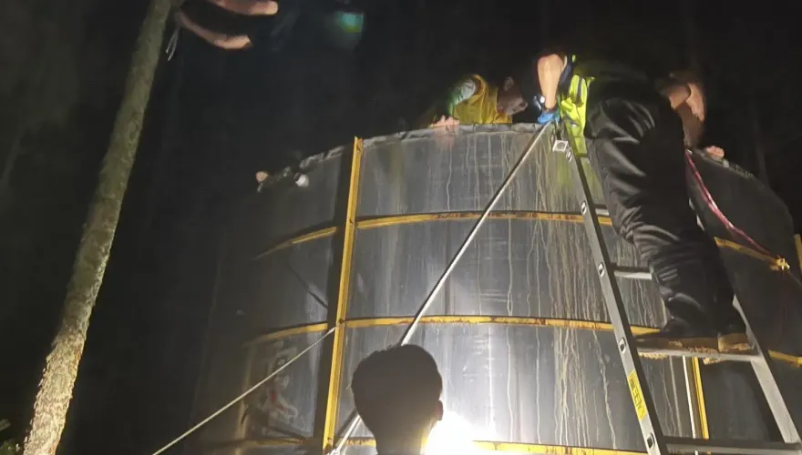 影/南投老農擦防鏽漆「中毒」口吐白沫！警消爬4米高水塔送氧氣救命
