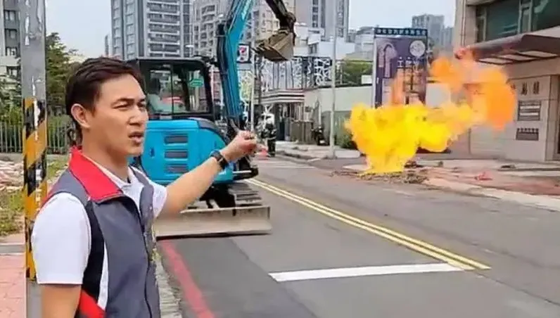 新竹下水道工程突燃大火！疑挖爆瓦斯管線惹禍　街頭彌漫瓦斯味