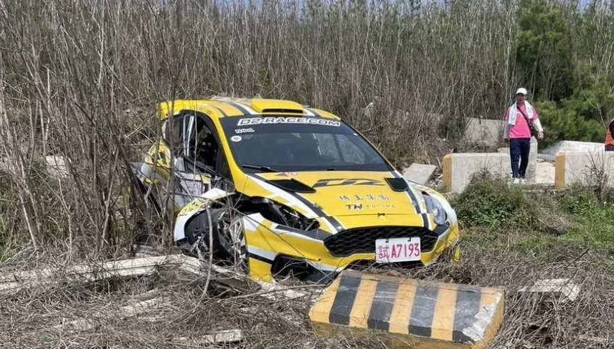 影/澎湖車賽連兩天出意外！「賽車教父」廖老大兒子失控撞護欄　驚險影片曝光