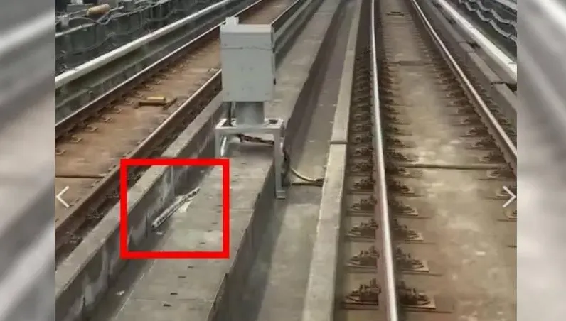 離譜！建案「2公尺C型鋼」竟掉落機捷軌道3500人延誤　桃市府開罰