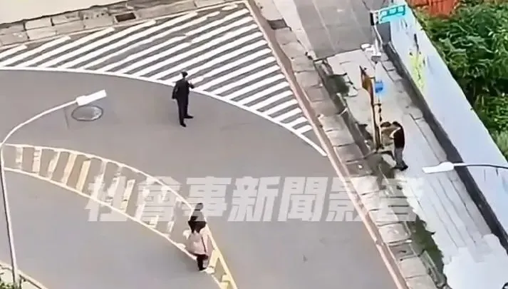 影/新竹街頭驚見男子持刀自殘！警方緊急到場以「電擊槍」制伏送醫