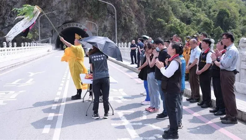 快訊/搜救暫停！新加坡夫妻家屬含悲招魂　哭喊姓名盼回家安息