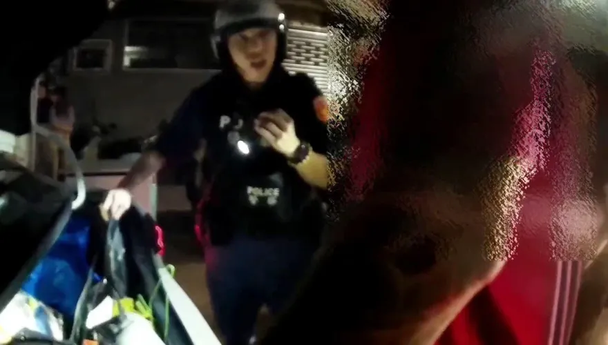 影/男子跟妹「車會」遇臨檢糗曝光！還被搜出槍毒　正宮趕到警局氣炸