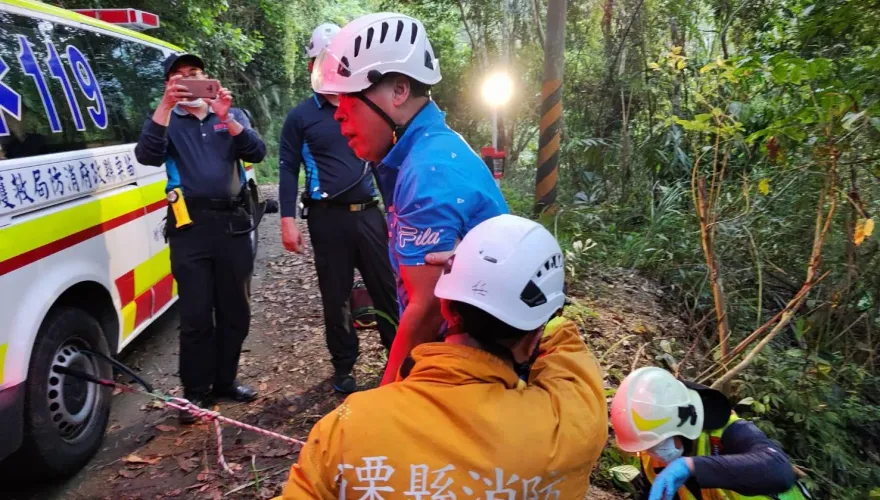影/開車到苗栗南庄旅遊「摔落50米邊坡」！1女氣血胸骨折送醫