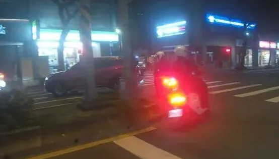 影/療癒片！北市信義區街頭「違規勇者」爽紅燈迴轉　阿sir就在正後方秒攔下