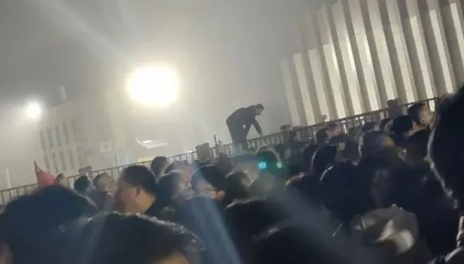 影/浙江霧鎖普陀山輪船停航　逾萬旅客擠困碼頭險釀人踩人