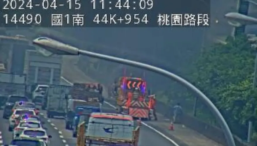 快訊/國1林口段南下驚見火燒車！下坡黑煙漫車道