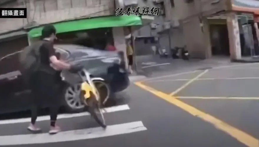 影/拿命捍衛路權？學生牽Ubike過馬路「衝撞汽車」　拍攝者：水~~