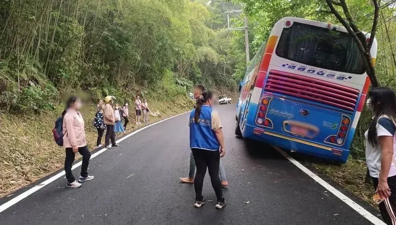 影/險象環生！台南40人赴南庄向天湖　遊覽車輪深陷邊坡、車體傾斜