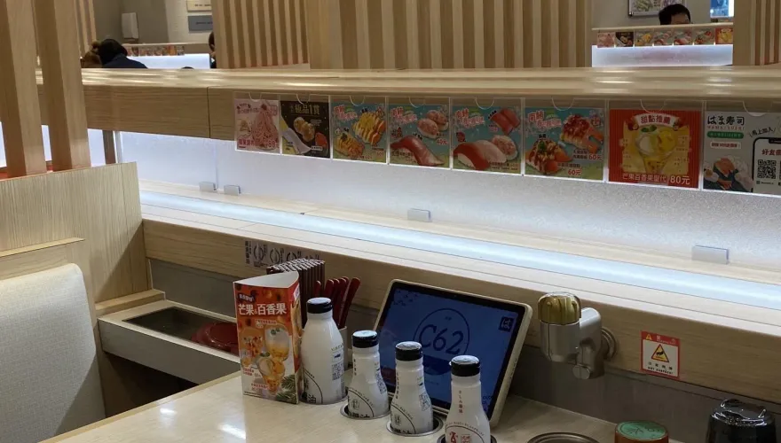 影/迴轉壽司店餐盤驚見小強！衛生局出面稽查　業者致歉：會全面清消