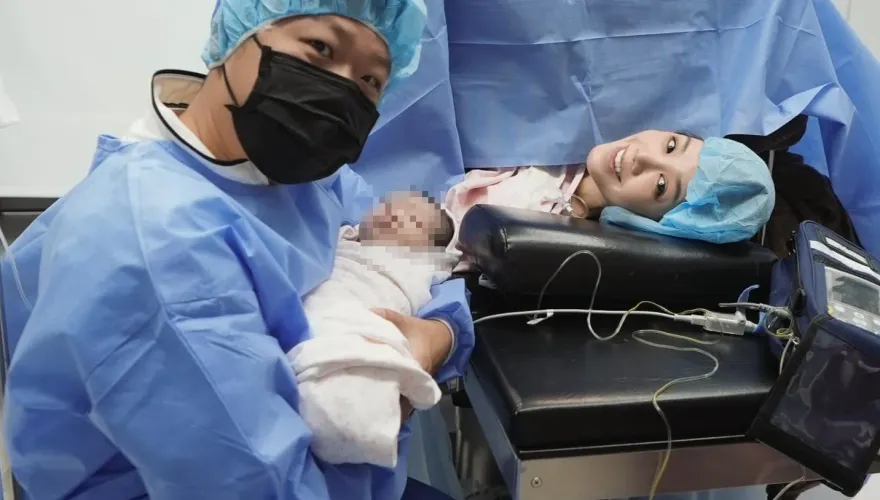 平安生下女兒！楊晨熙親手剪愛女臍帶　建商尪全程陪產泛淚