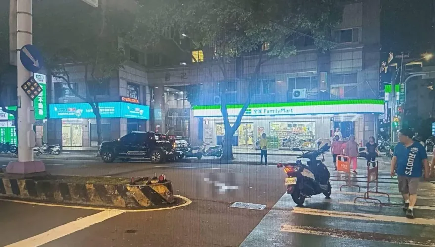 影/奪命行人地獄！桃園皮卡撞斑馬線60歲婦　「雙輪」二度輾身爆血亡
