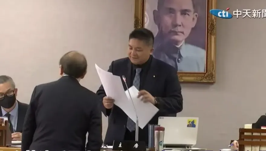 國會改革案藍綠吵成一團！柯建銘發言超時不下台　吳宗憲強硬關麥消音
