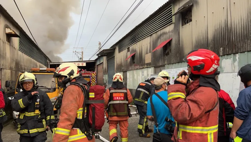 快訊/板橋五金工廠火警！延燒3間鐵皮屋　警消急提醒板橋樹林新莊民眾關門窗