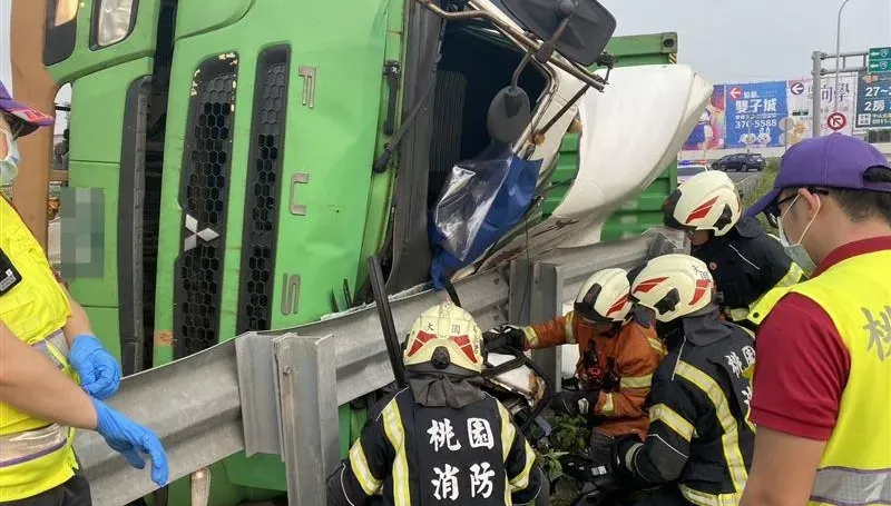 貨櫃車圳頭交流道上翻覆　正值上班尖峰時間回堵嚴重