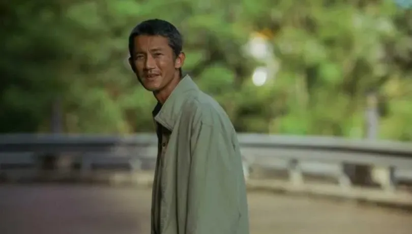 無經紀人「獨自排隊」！野生吳慷仁現身香港機場　做1動作展現公德心