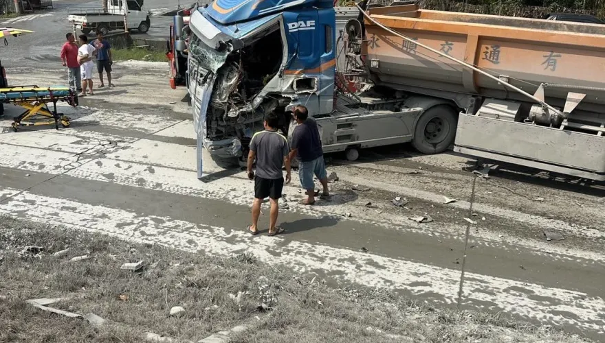 快訊/屏東隘寮溪聯結車對撞！2車車頭盡毀「1駕駛傷重不治」　現場照曝
