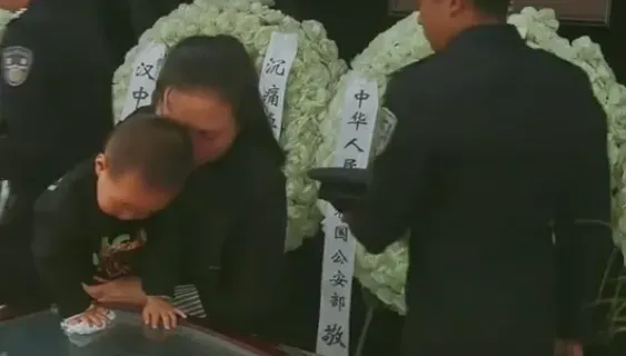 影/勇警挺身救眾卻重傷殉職　1歲幼子狂拍棺喊 「爸爸」惹人淚目