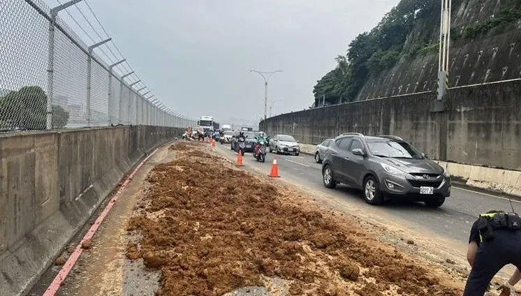 快訊/砂石車屁股有洞！黃土覆蓋關渡橋前　多名騎士雷殘