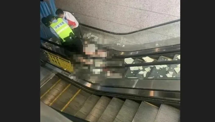驚！重慶地鐵站「大片石磚砸落」孕婦後腦著地爆血　心跳2度驟停