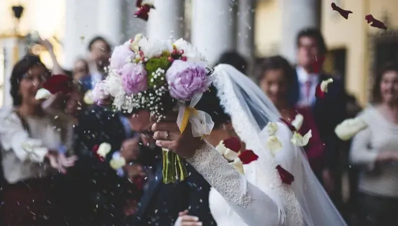 不想婚禮破壞美觀！　準新娘「禁止賓客拿手機」：目光要在她們身上