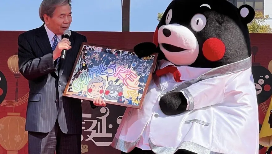 影/「熊本熊之父」蒲島郁夫卸任熊本知事　熊本熊十八相送追車撲地