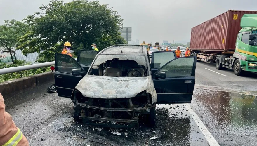 國3北上樹林段火燒車　自小客車頭冒煙起火駕駛棄車逃生