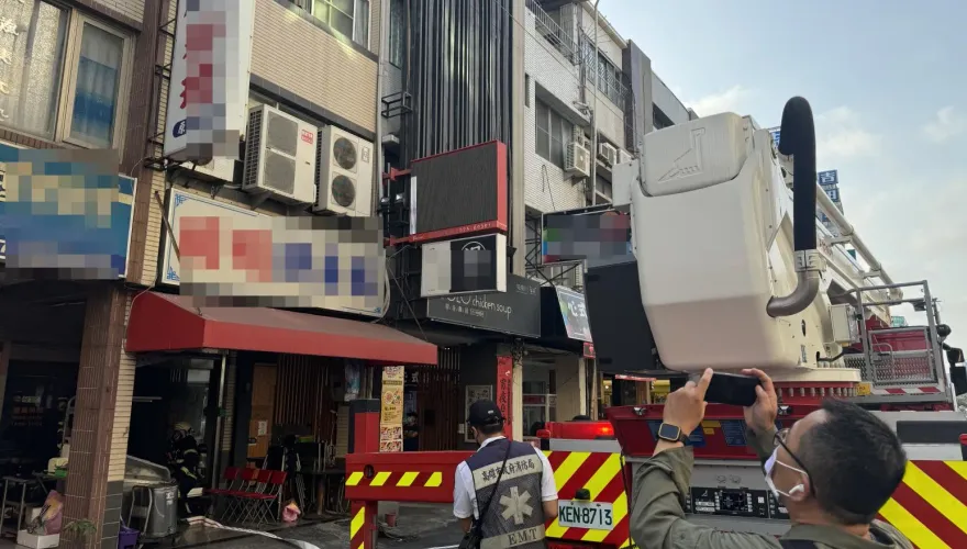 快訊/驚險畫面！高雄必比登名店「昭明腿庫飯」起火　40歲男受困3樓求救