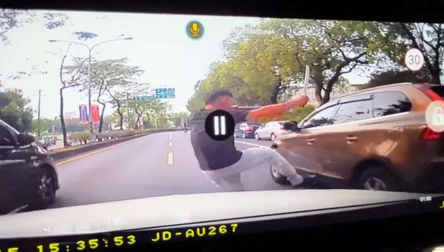 影/目無王法！南投行車糾紛險濺血　駕駛怒亮大刀揮砍踹車門