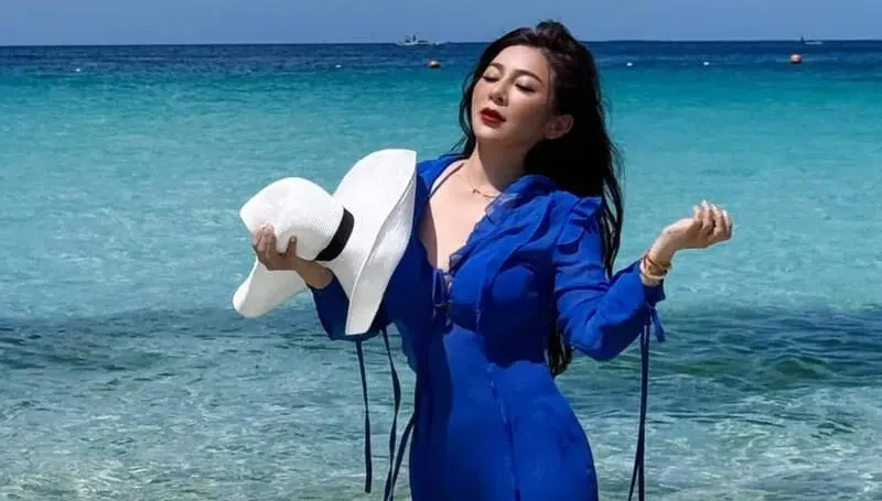 睽違20年脫了！王彩樺穿3點式比基尼「海邊解放」　正面對決超兇猛身材