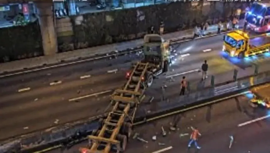 快訊/塞爆！國1汐五高架4車連環撞　聯結車衝對向車道南下全線封閉