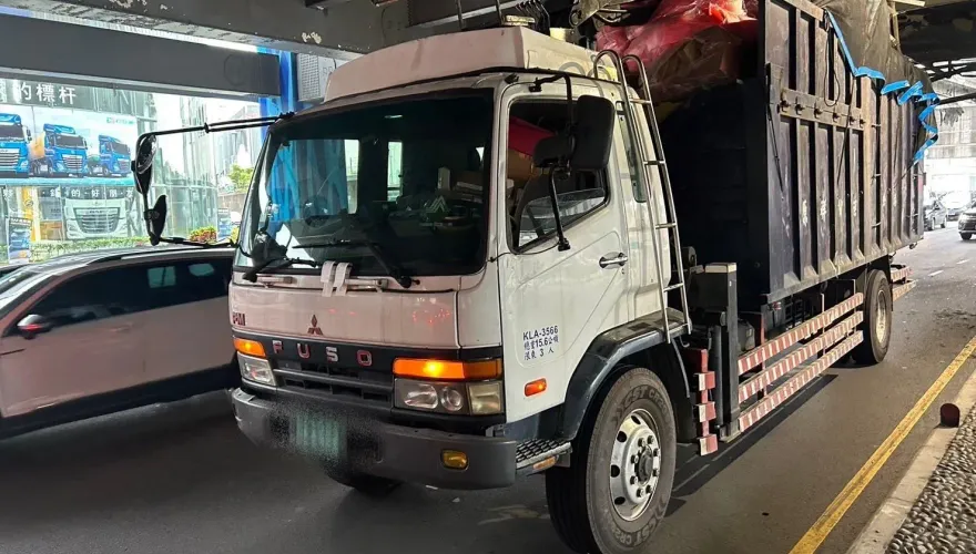 載物過高撞桃捷A8站！大貨車衝防撞網天花板受損　桃捷將求償
