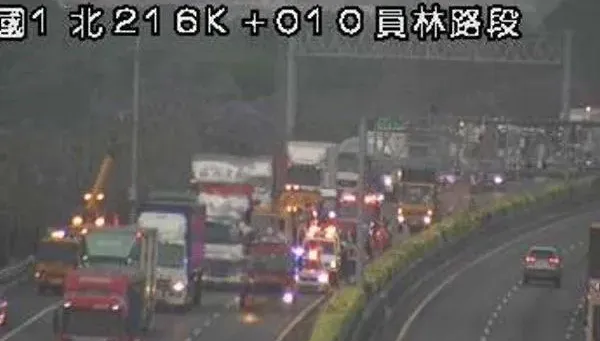 快訊/國1北向員林路段「6車追撞」 ！占用內線2車道與外路肩