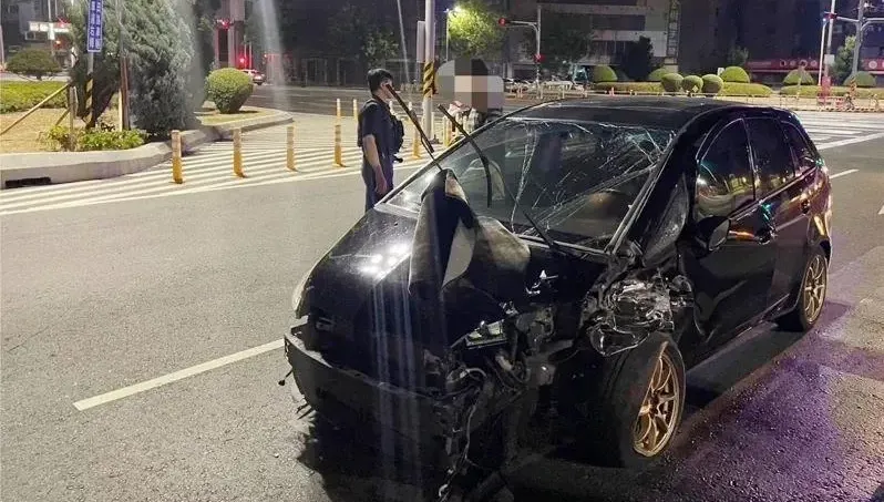 影/當場旋轉180度！賓士待轉慘遭小車正面衝撞　疑違規逆向跨越車道肇事