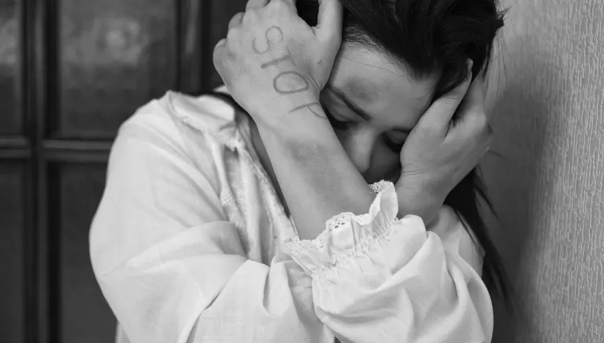 19歲聾啞女遭2少年輪流侵犯　母報警後竟被嫌犯父親「活活砍死」