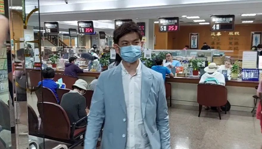 影/高虹安男友李忠庭出庭！前助理被要求「銷毀手機」滅證？貪污案大審對質