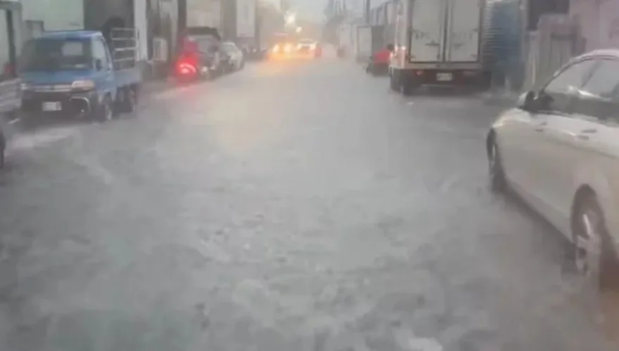快訊/雷雨狂轟！三重、蘆洲道路積水　路面變汪洋畫面曝
