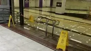 影/台北車站機捷淹水！一度影響營運…網驚：像游泳池